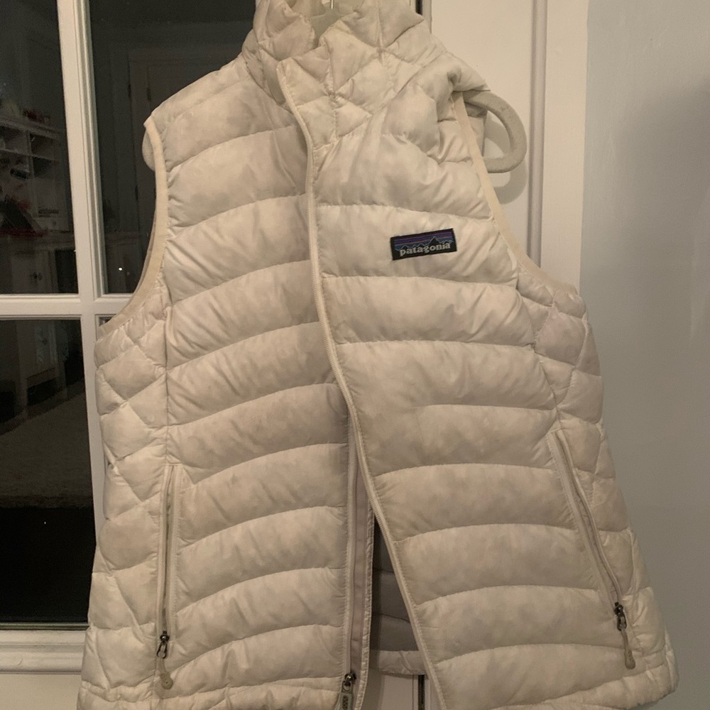 PATAGONIA white puffy zip up vest